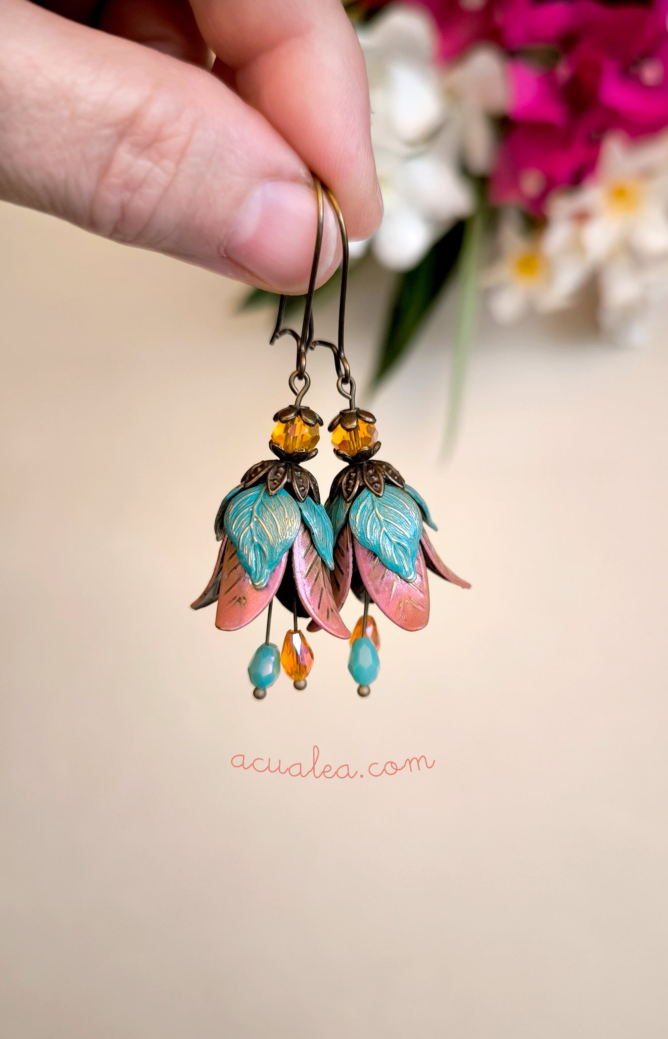 Pendientes de pétalos de hada adornados en azul oscuro