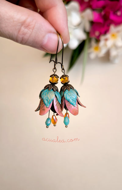 Pendientes de pétalos de hada adornados en azul oscuro