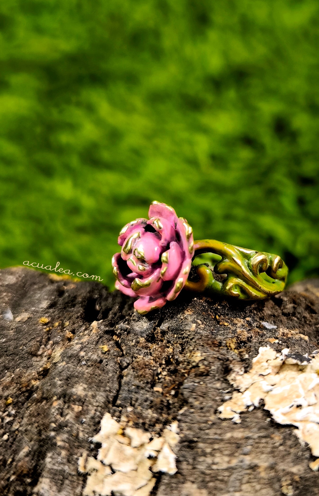 Titania Flower Ring, brass, hand-painted in pink and green – OOAK