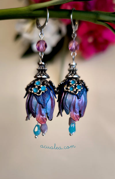 Pendientes de pétalos de hada adornados en azul oscuro