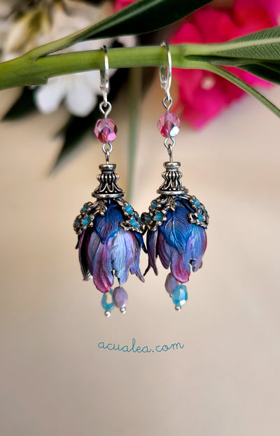 Pendientes de pétalos de hada adornados en azul oscuro